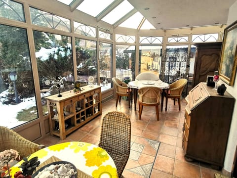 Seating area, Dining area