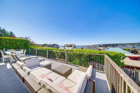 Sun-Soaked Sandy Point Haven with Beach Access! House in Camano Island