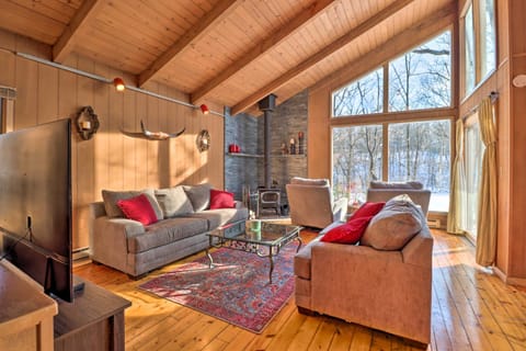 Fire Pit and Grill Lakefront Poconos Cottage! House in Middle Smithfield