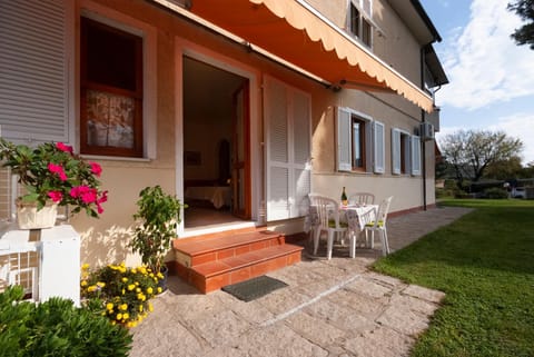 Patio, Facade/entrance