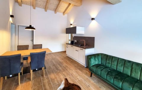 Communal lounge/ TV room, TV and multimedia, Living room, Seating area, Dining area