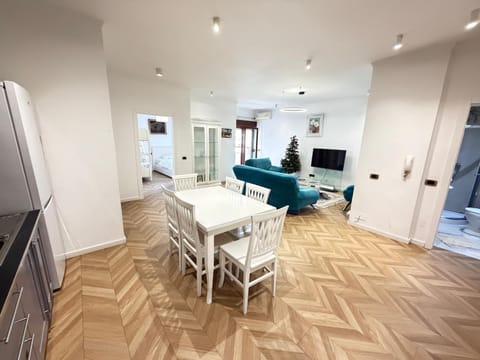 TV and multimedia, Kitchen or kitchenette, Living room, Seating area, Dining area