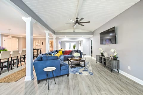 Vibrant Terrytown Home with Yard about 6 Mi to NOLA House in Terrytown