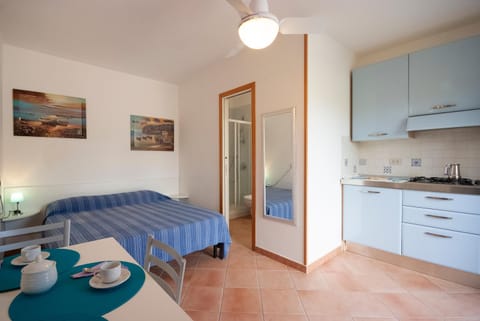 Bed, Kitchen or kitchenette, Photo of the whole room, Dining area