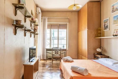 Bed, TV and multimedia, Photo of the whole room, Bedroom, towels, air conditioner