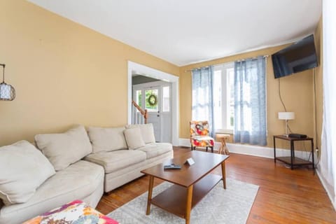 Steps to JMU & I-81 Fenced Yard Walk 2 Starbucks House in Harrisonburg