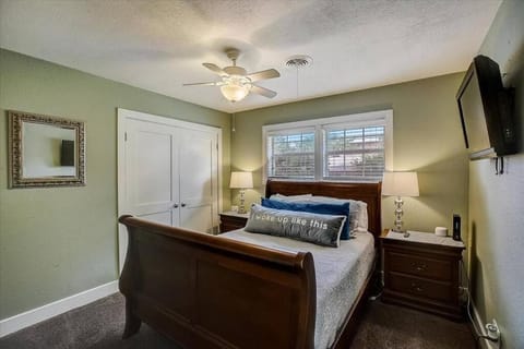 Sandy Feet Retreat on LBJ - Pool, Hot Tub, Kayaks House in Kingsland