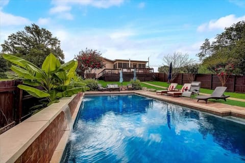 Sandy Feet Retreat on LBJ - Pool, Hot Tub, Kayaks House in Kingsland