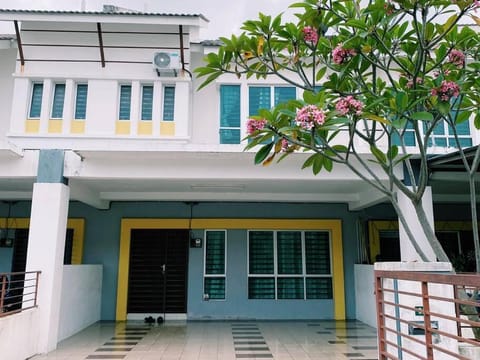 Property building, Facade/entrance, Parking