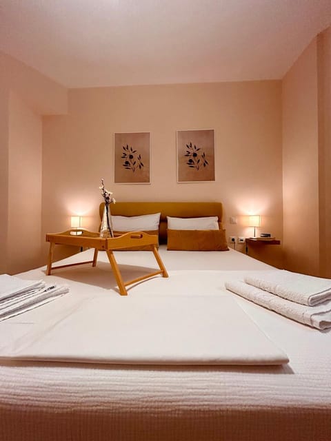 Bed, Bedroom, towels