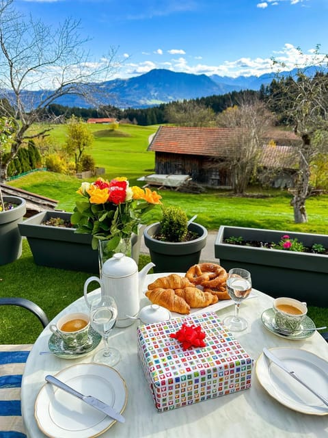 Property building, View (from property/room), Balcony/Terrace, Balcony/Terrace, Food and drinks, Food, Mountain view, Breakfast