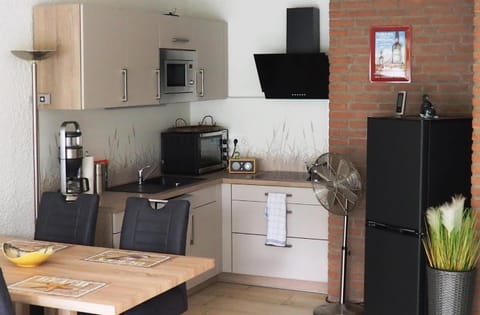 Kitchen or kitchenette, Dining area, dishwasher, minibar, stove