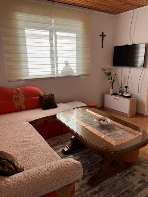 TV and multimedia, Living room, Photo of the whole room, Seating area, Evening entertainment