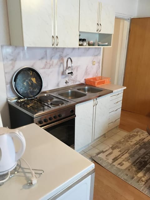 Kitchen or kitchenette, minibar, stove
