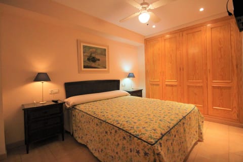 TV and multimedia, Photo of the whole room, Bedroom