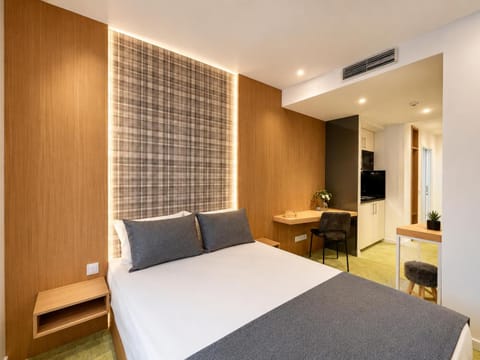 Bed, Bathroom, Kitchen or kitchenette, Seating area, Dining area, microwave, air conditioner