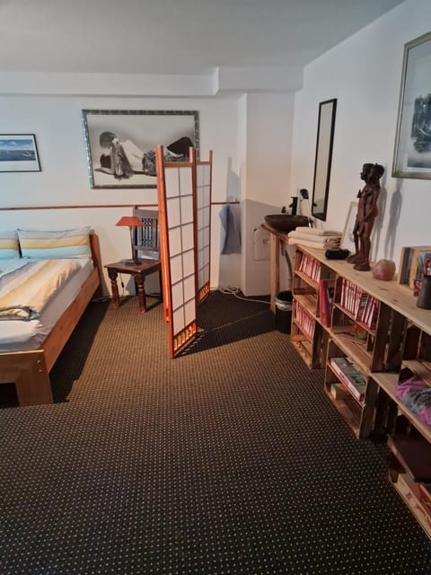 Großes gemütliches Zimmer mit eigener Dusche Vacation rental in Karlsruhe