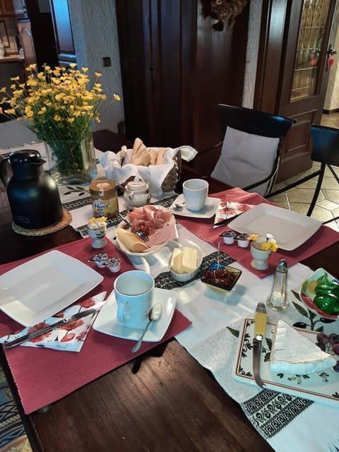 Großes gemütliches Zimmer mit eigener Dusche Vacation rental in Karlsruhe