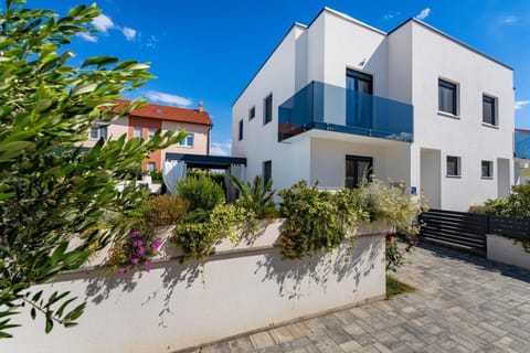 Property building, Facade/entrance, Off site