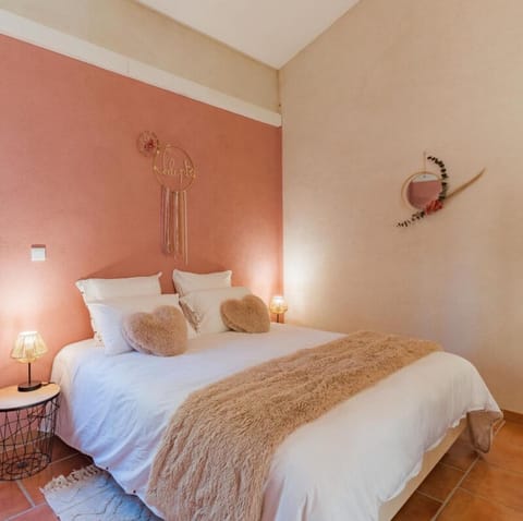 Bed, Photo of the whole room, Decorative detail, Bedroom