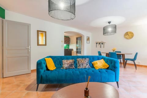 Living room, Lounge or bar, Seating area, Dining area