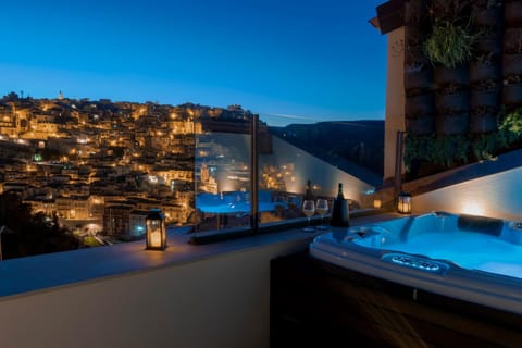 Steam room, Bathroom, Balcony/Terrace, Spa and wellness centre/facilities, City view, Mountain view, Pool view