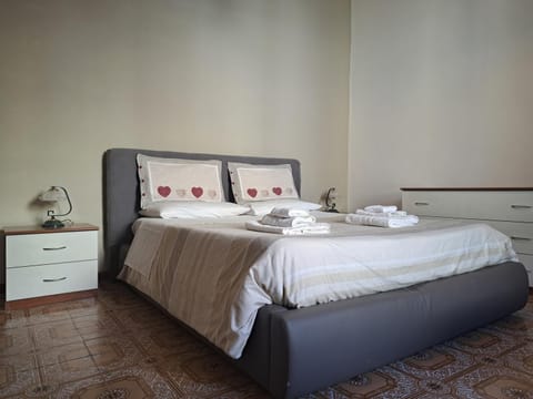 Bed, Bedroom, towels