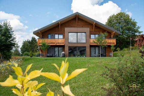 Property building, Facade/entrance, Spring, Day, Natural landscape, Garden, Balcony/Terrace, Garden view