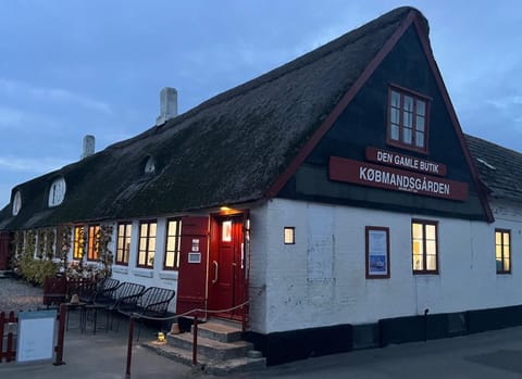 Property building, Restaurant/places to eat, Breakfast