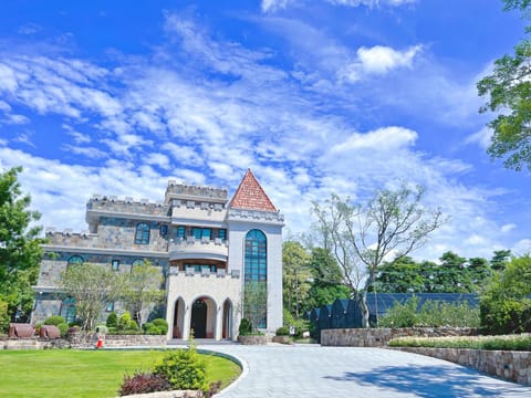 Property building, Spring, Day, Natural landscape, Garden, Garden view, Landmark view