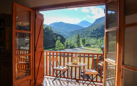 Natural landscape, View (from property/room), Balcony/Terrace, Dining area, Mountain view