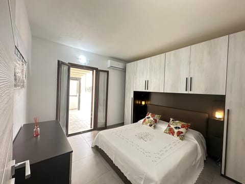 Property building, Patio, Bed, TV and multimedia, Kitchen or kitchenette, Photo of the whole room, Beach, Tennis court, Hiking, Bedroom, Parking, internet, microwave, oven, wardrobe, washing machine