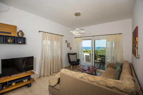 Natural landscape, TV and multimedia, Living room, Seating area, Evening entertainment, Sea view