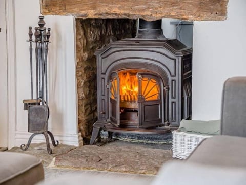 2 bedroom cosy cottage with hot tub in hambrook close to Bristol City Centre House in Bristol