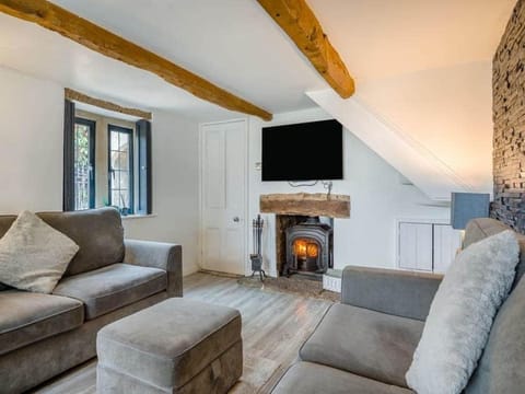 2 bedroom cosy cottage with hot tub in hambrook close to Bristol City Centre House in Bristol