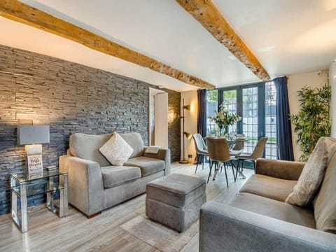 2 bedroom cosy cottage with hot tub in hambrook close to Bristol City Centre House in Bristol