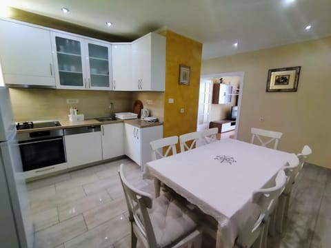 Kitchen or kitchenette, Dining area, dishwasher, oven, stove