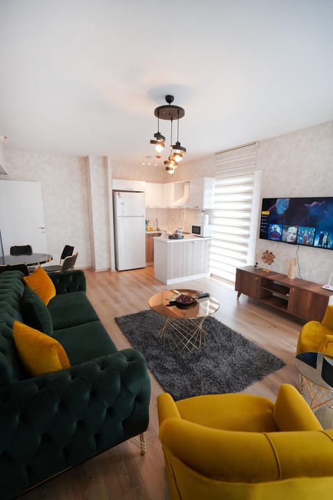 Communal lounge/ TV room, TV and multimedia, Kitchen or kitchenette, Living room, Seating area, Evening entertainment