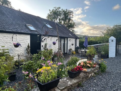 Day, Natural landscape, BBQ facilities, Seating area, Garden view, Inner courtyard view