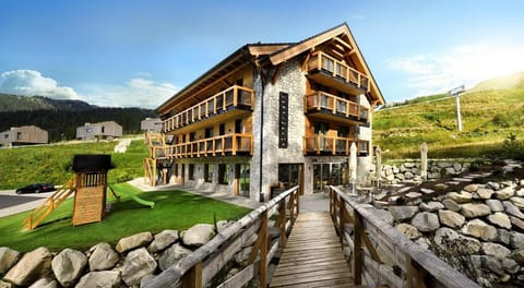 Property building, Nearby landmark, Spring, Day, Natural landscape, Hiking, Hiking, Mountain view