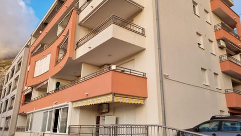 Property building, Facade/entrance, Balcony/Terrace