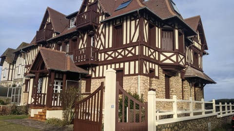 Seashore Hideaway studio Apartment in Normandy