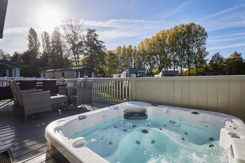Hot Tub, Seating area
