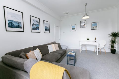 Communal lounge/ TV room, TV and multimedia, Living room, Photo of the whole room, Seating area, Dining area