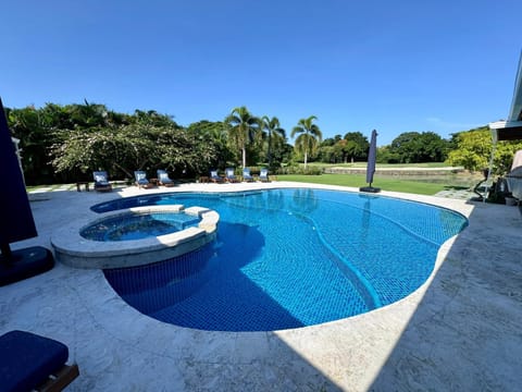 Day, Garden, Garden view, Pool view, Swimming pool, sunbed