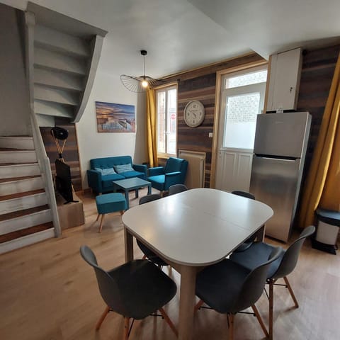 Le chant des mouettes a 300 m de la mer et du port House in Normandy