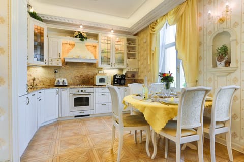 Kitchen or kitchenette, Dining area