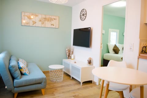 Communal lounge/ TV room, TV and multimedia, Living room, Dining area