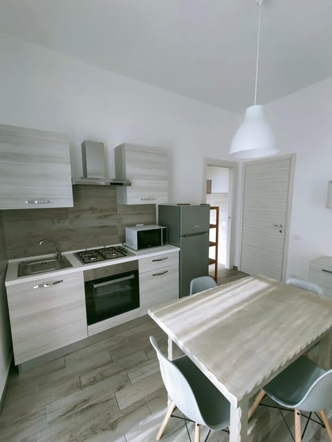 Kitchen or kitchenette, Dining area, stove