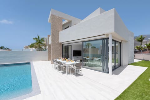 Property building, Patio, Day, Balcony/Terrace, Pool view, Swimming pool